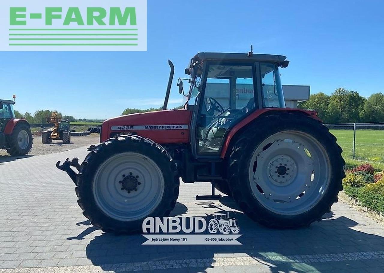 Traktor des Typs Massey Ferguson 4235, Gebrauchtmaschine in JAKUBÓW (Bild 3)