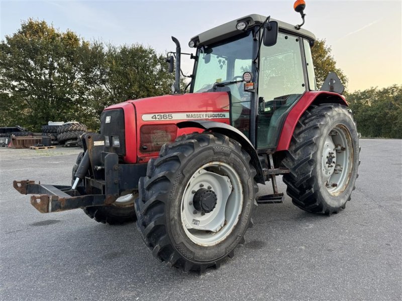 Traktor of the type Massey Ferguson 4365 KUN 2100 TIMER!, Gebrauchtmaschine in Nørager