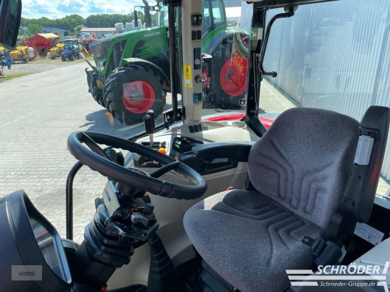 Traktor des Typs Massey Ferguson 4708 M CAB ESSENTIAL, Neumaschine in Wildeshausen (Bild 12)