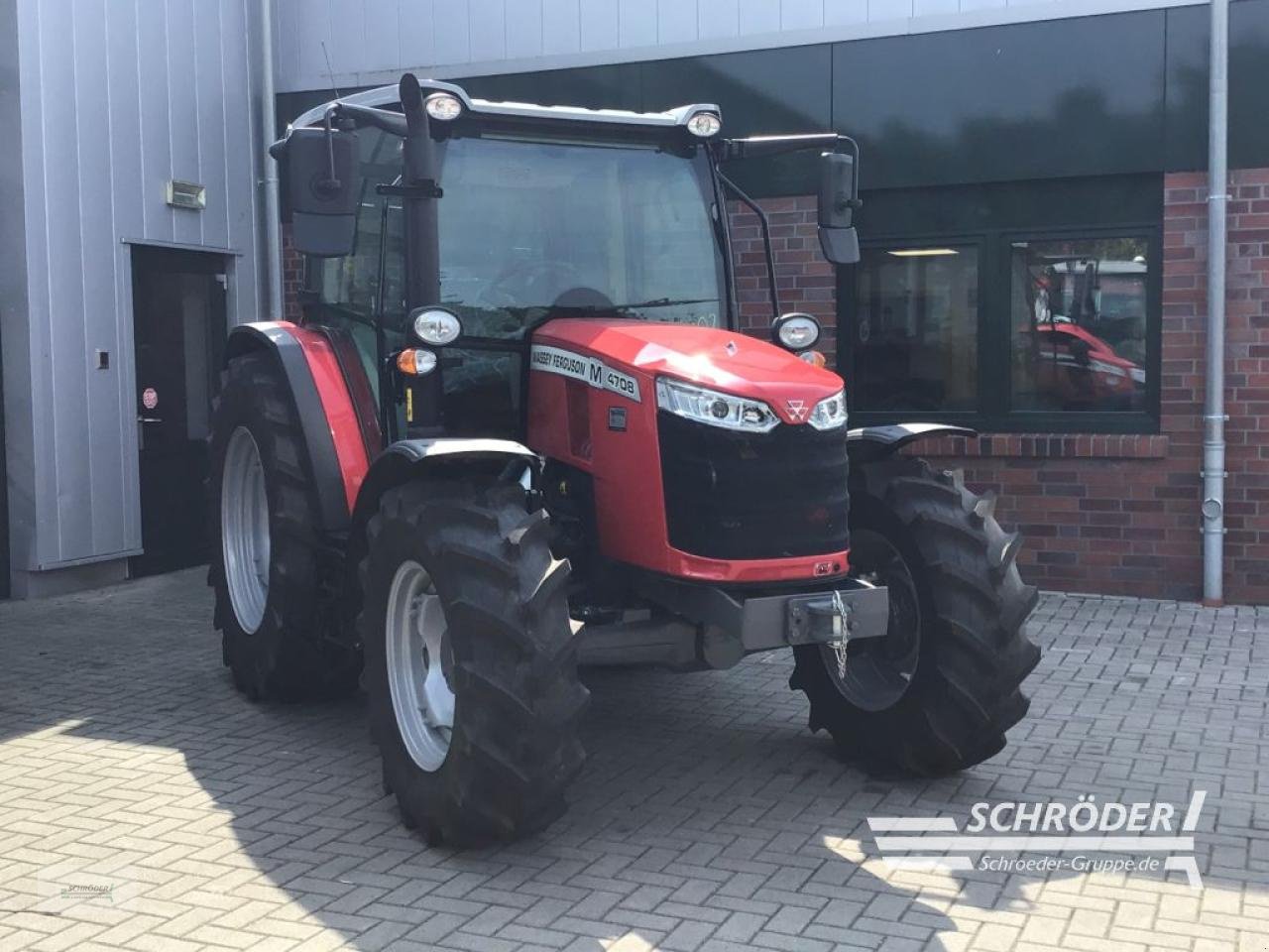 Traktor des Typs Massey Ferguson 4708 M CAB ESSENTIAL, Neumaschine in Scharrel (Bild 3)