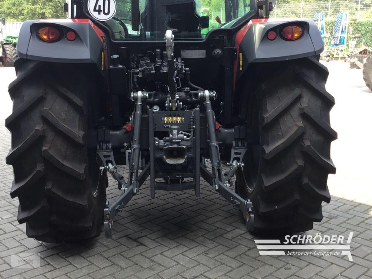 Traktor van het type Massey Ferguson 4708 M CAB ESSENTIAL, Neumaschine in Lastrup (Foto 4)