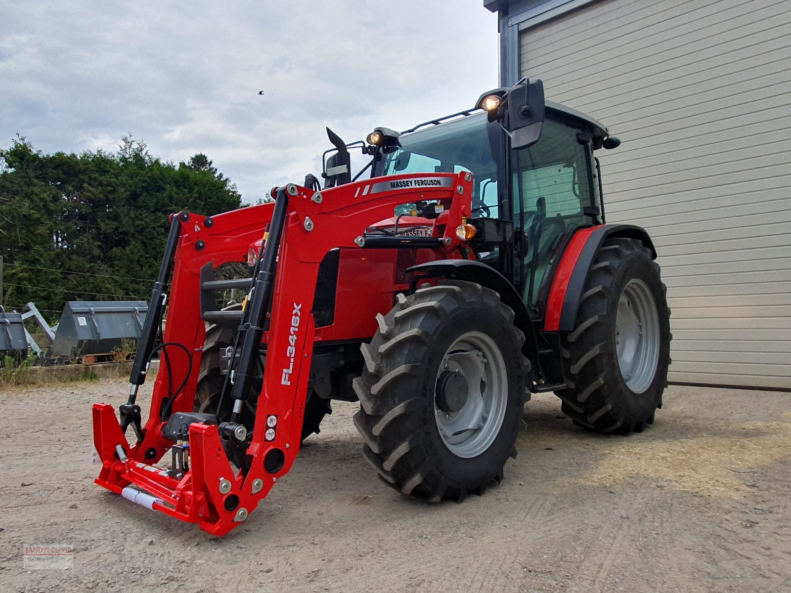 Traktor van het type Massey Ferguson 4708 M, Neumaschine in Kirkel-Altstadt (Foto 1)