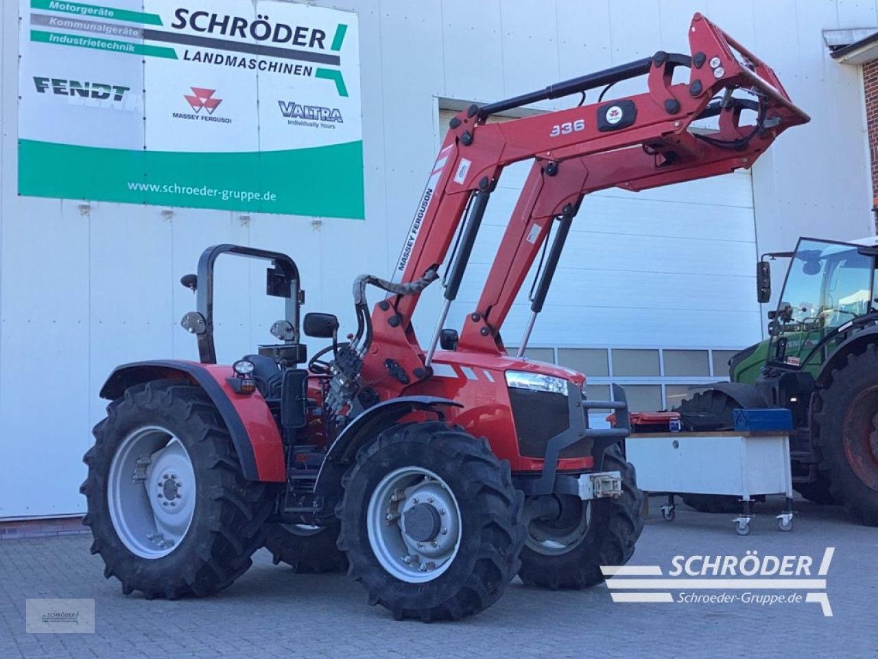 Traktor van het type Massey Ferguson 4708, Gebrauchtmaschine in Norden (Foto 2)