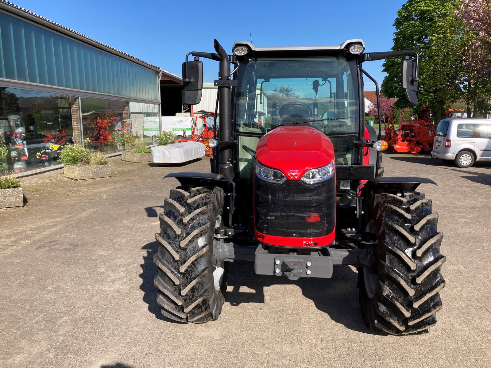 Traktor van het type Massey Ferguson 4709 M Cab Essential Dyna 2, Neumaschine in Trendelburg (Foto 2)