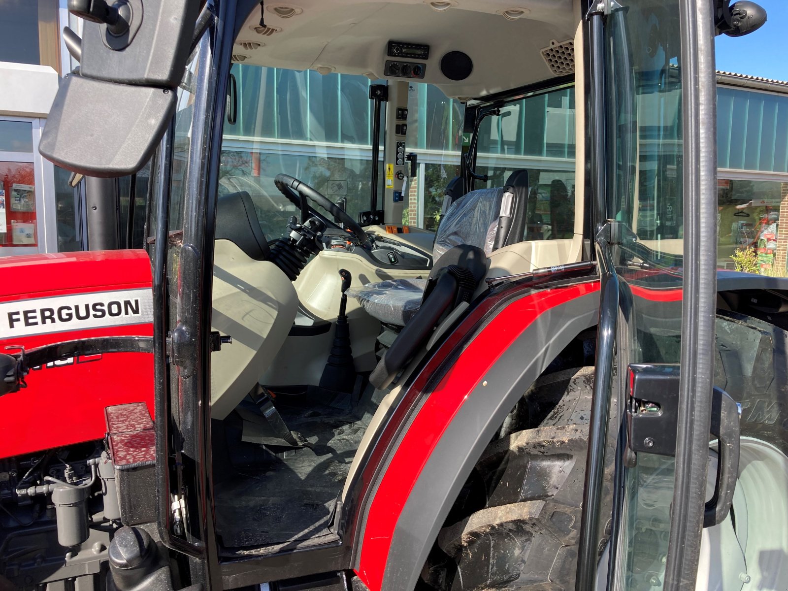 Traktor van het type Massey Ferguson 4709 M Cab Essential Dyna 2, Neumaschine in Trendelburg (Foto 7)