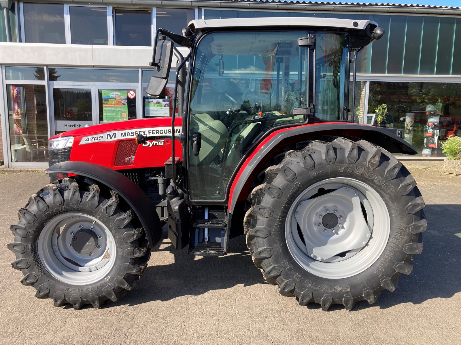 Traktor van het type Massey Ferguson 4709 M Cab Essential Dyna 2, Neumaschine in Trendelburg (Foto 1)