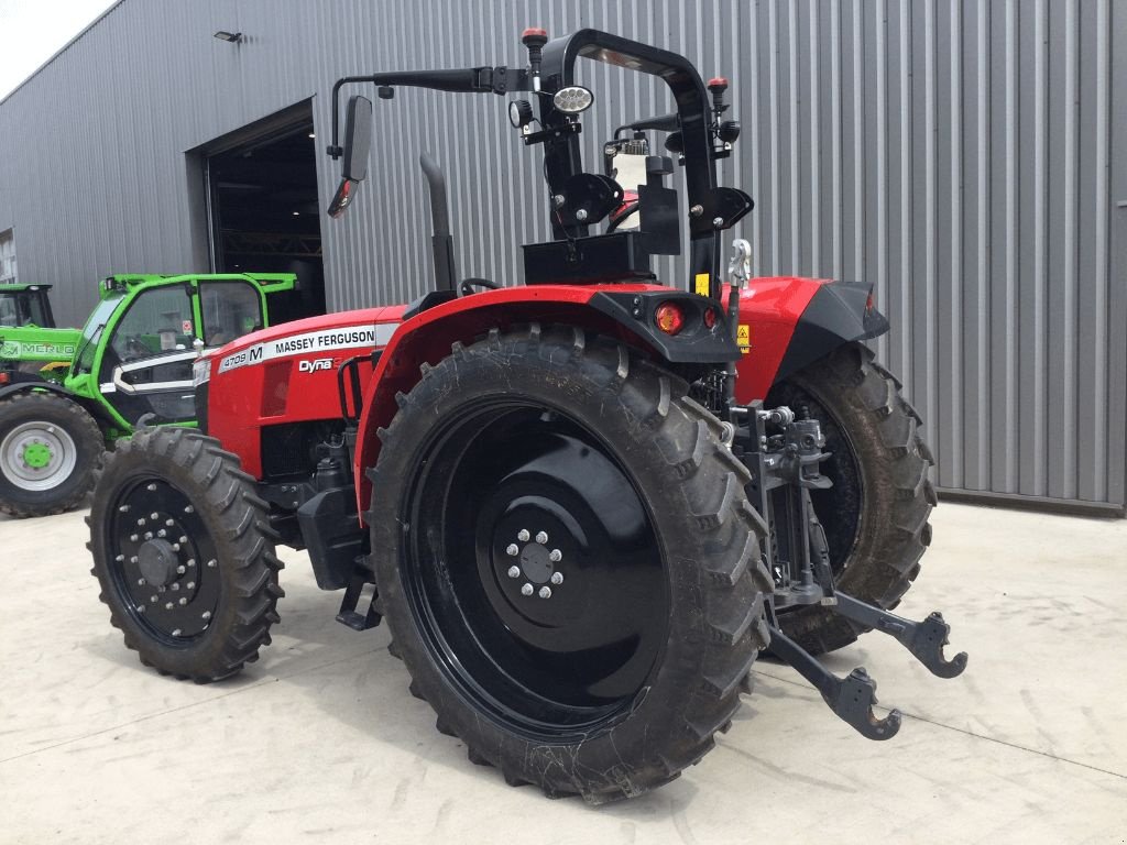 Traktor van het type Massey Ferguson 4709, Gebrauchtmaschine in azerailles (Foto 3)