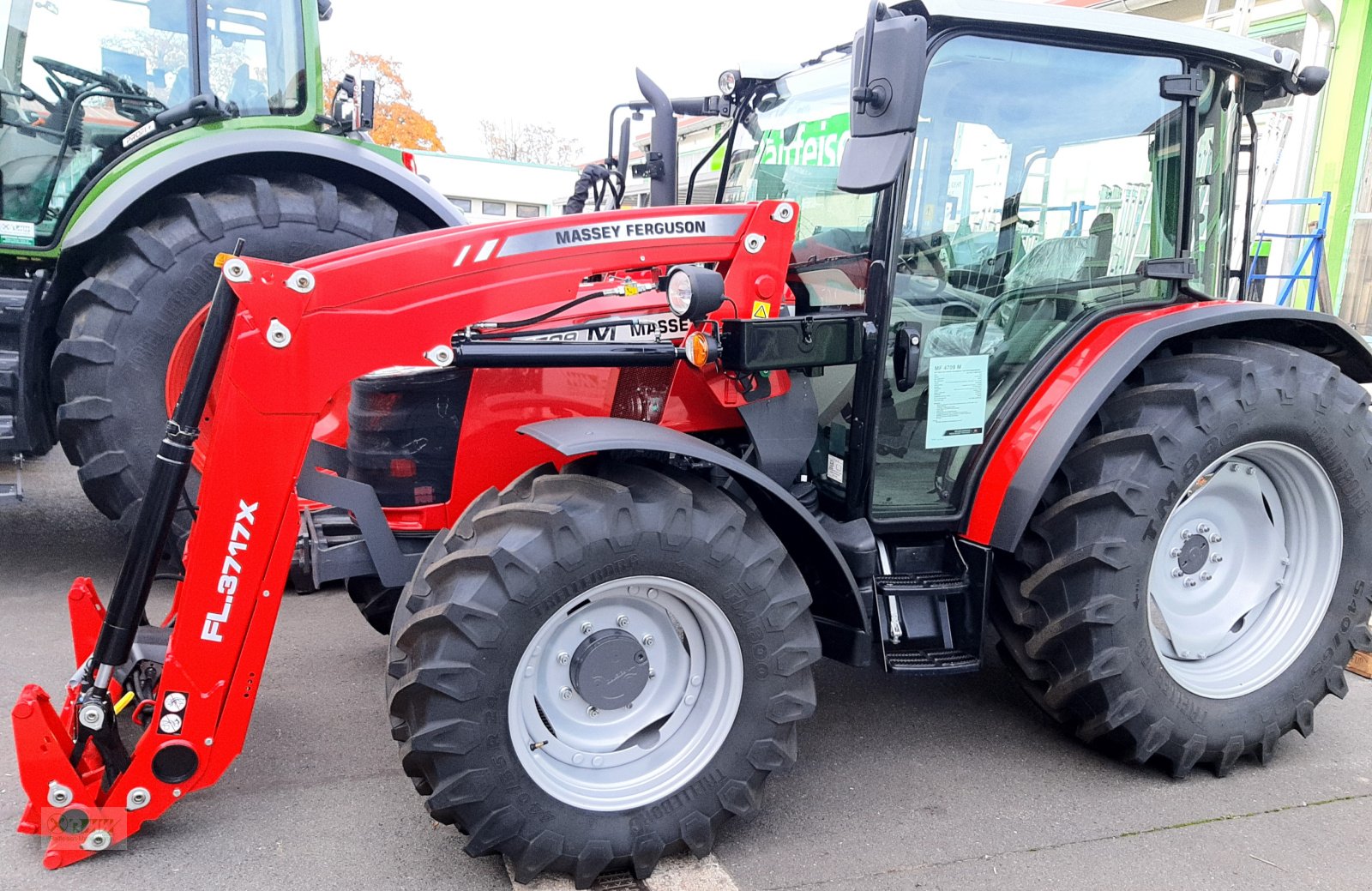 Traktor des Typs Massey Ferguson 4709, Neumaschine in Erbendorf (Bild 1)