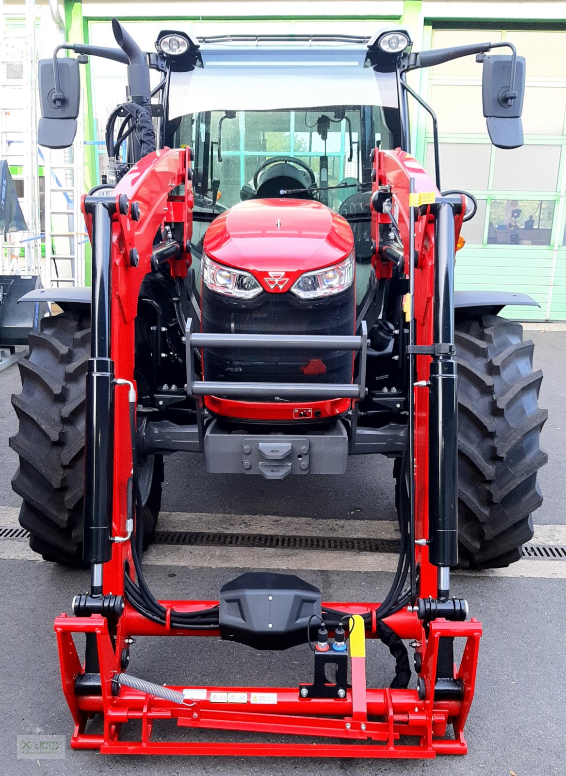 Traktor des Typs Massey Ferguson 4709, Neumaschine in Erbendorf (Bild 4)