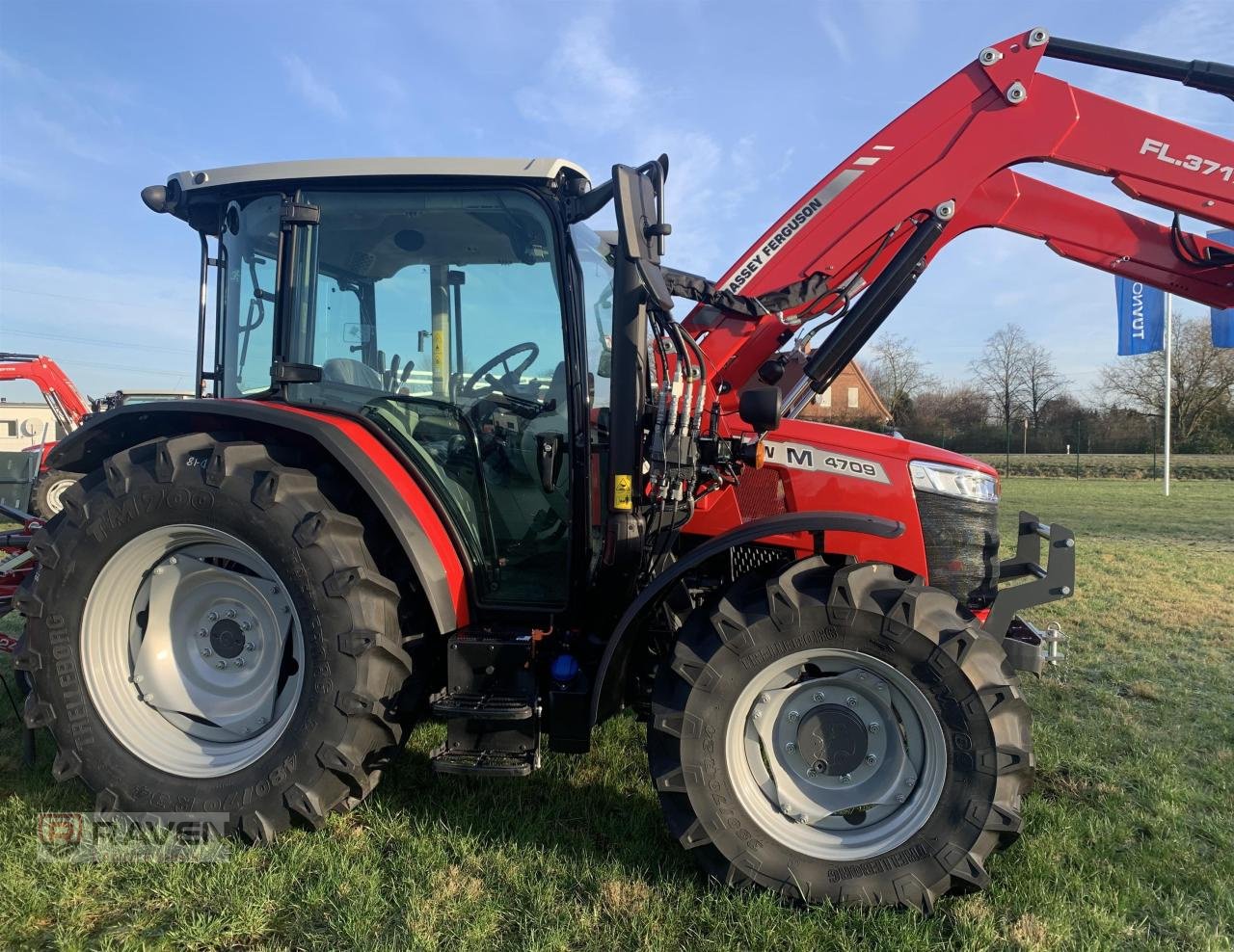 Traktor des Typs Massey Ferguson 4709M Cab, Neumaschine in Sulingen (Bild 3)