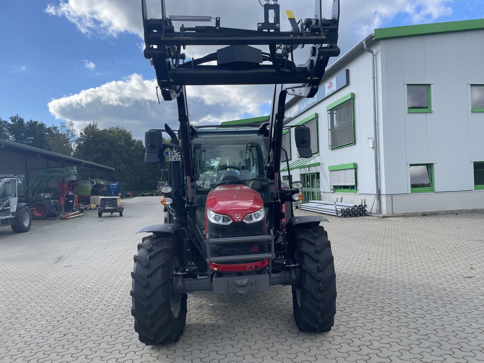 Traktor van het type Massey Ferguson 4710 M Cab Essential, Gebrauchtmaschine in Voitze (Foto 2)