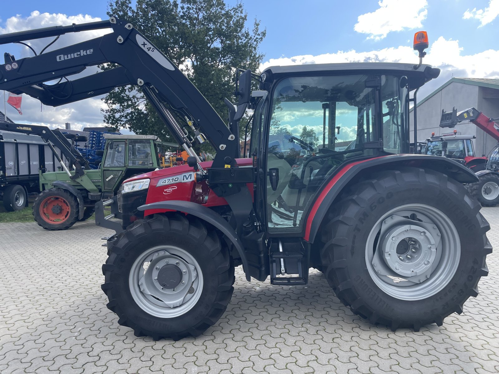 Traktor van het type Massey Ferguson 4710 M Cab Essential, Gebrauchtmaschine in Voitze (Foto 1)