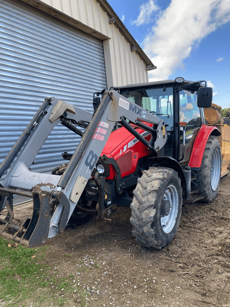 Traktor от тип Massey Ferguson 5435, Gebrauchtmaschine в TREMEUR (Снимка 1)