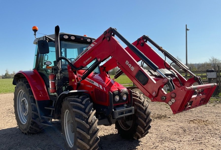 Traktor типа Massey Ferguson 5455 dyna-4, Gebrauchtmaschine в Miedary (Фотография 2)