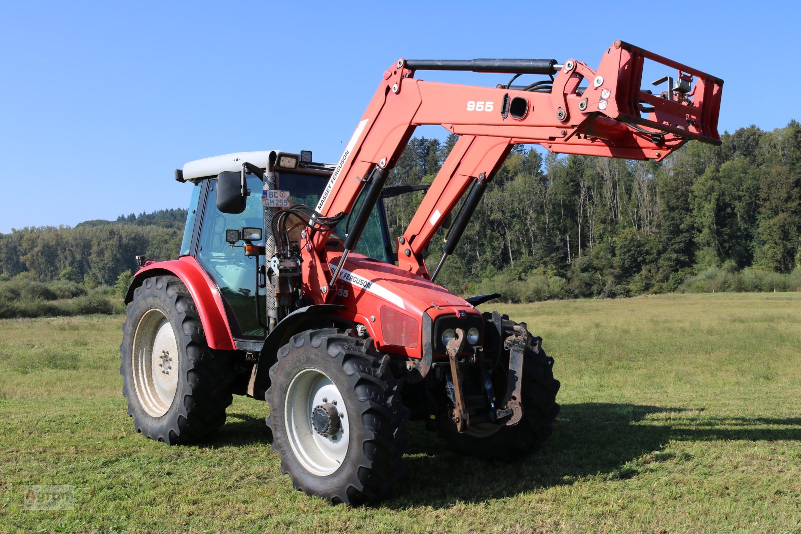 Traktor van het type Massey Ferguson 5455, Gebrauchtmaschine in Herbertingen (Foto 1)