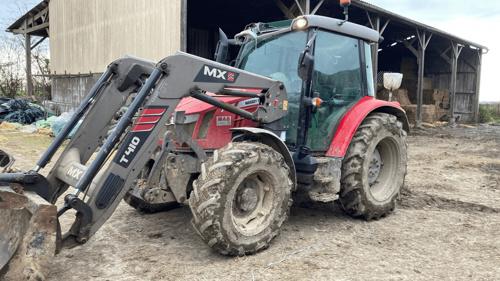 Traktor van het type Massey Ferguson 5610, Gebrauchtmaschine in TREMEUR (Foto 1)