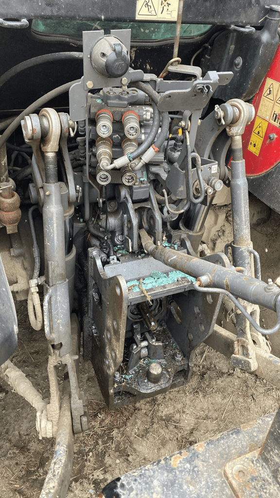 Traktor van het type Massey Ferguson 5610, Gebrauchtmaschine in TREMEUR (Foto 5)