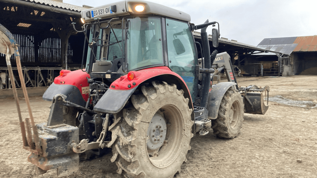 Traktor van het type Massey Ferguson 5610, Gebrauchtmaschine in TREMEUR (Foto 2)