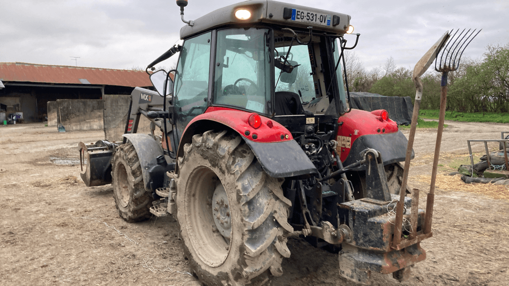 Traktor van het type Massey Ferguson 5610, Gebrauchtmaschine in TREMEUR (Foto 3)