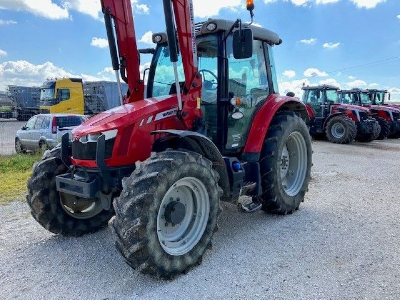 Traktor des Typs Massey Ferguson 5611 DYNA 4 EFFICIENT, Gebrauchtmaschine in MARBEVILLE (Bild 1)