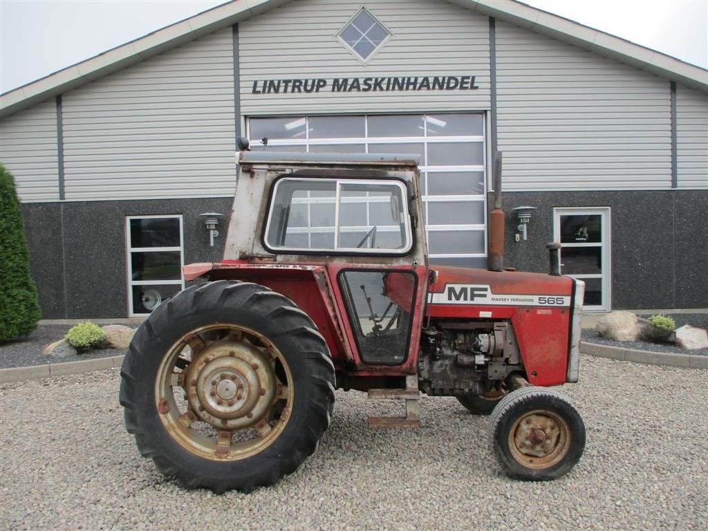 Traktor van het type Massey Ferguson 565 Med orginal registringsattest til og srvostyrring, Gebrauchtmaschine in Lintrup (Foto 7)