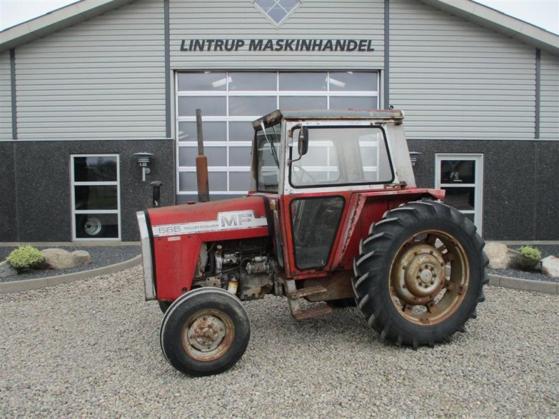 Traktor typu Massey Ferguson 565 Med orginal registringsattest til og srvostyrring, Gebrauchtmaschine w Lintrup