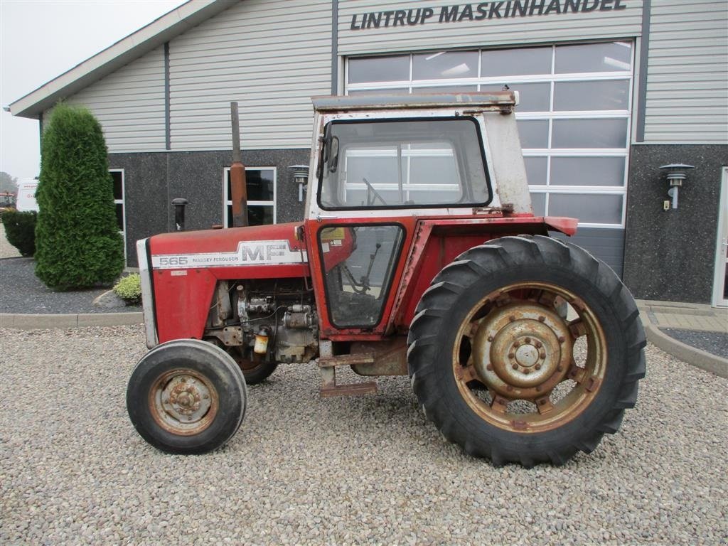 Traktor Türe ait Massey Ferguson 565 Med orginal registringsattest til og srvostyrring, Gebrauchtmaschine içinde Lintrup (resim 2)