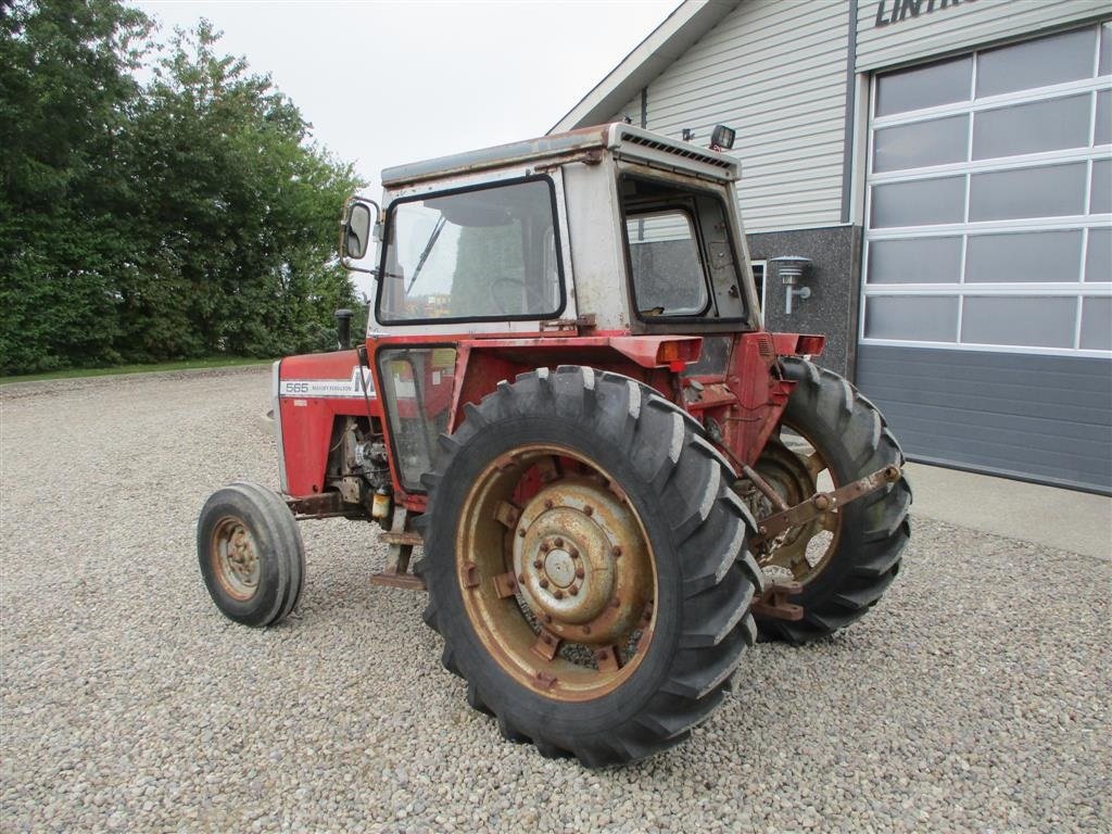 Traktor typu Massey Ferguson 565 Med orginal registringsattest til og srvostyrring, Gebrauchtmaschine w Lintrup (Zdjęcie 3)