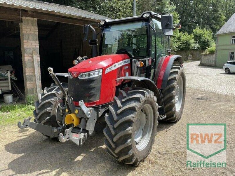 Traktor van het type Massey Ferguson 5710 M, Gebrauchtmaschine in Lebach (Foto 1)