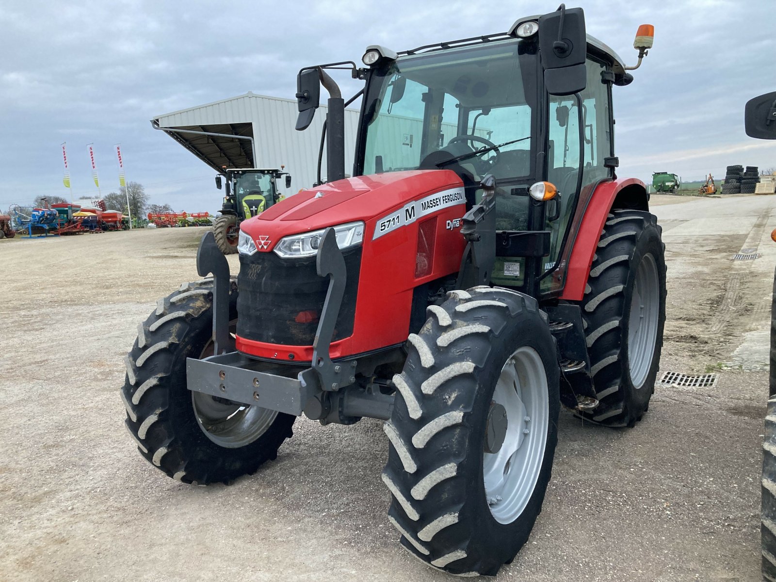 Traktor Türe ait Massey Ferguson 5711 ESSENTIAL MR, Gebrauchtmaschine içinde VAROIS & CHAIGNOT (resim 1)