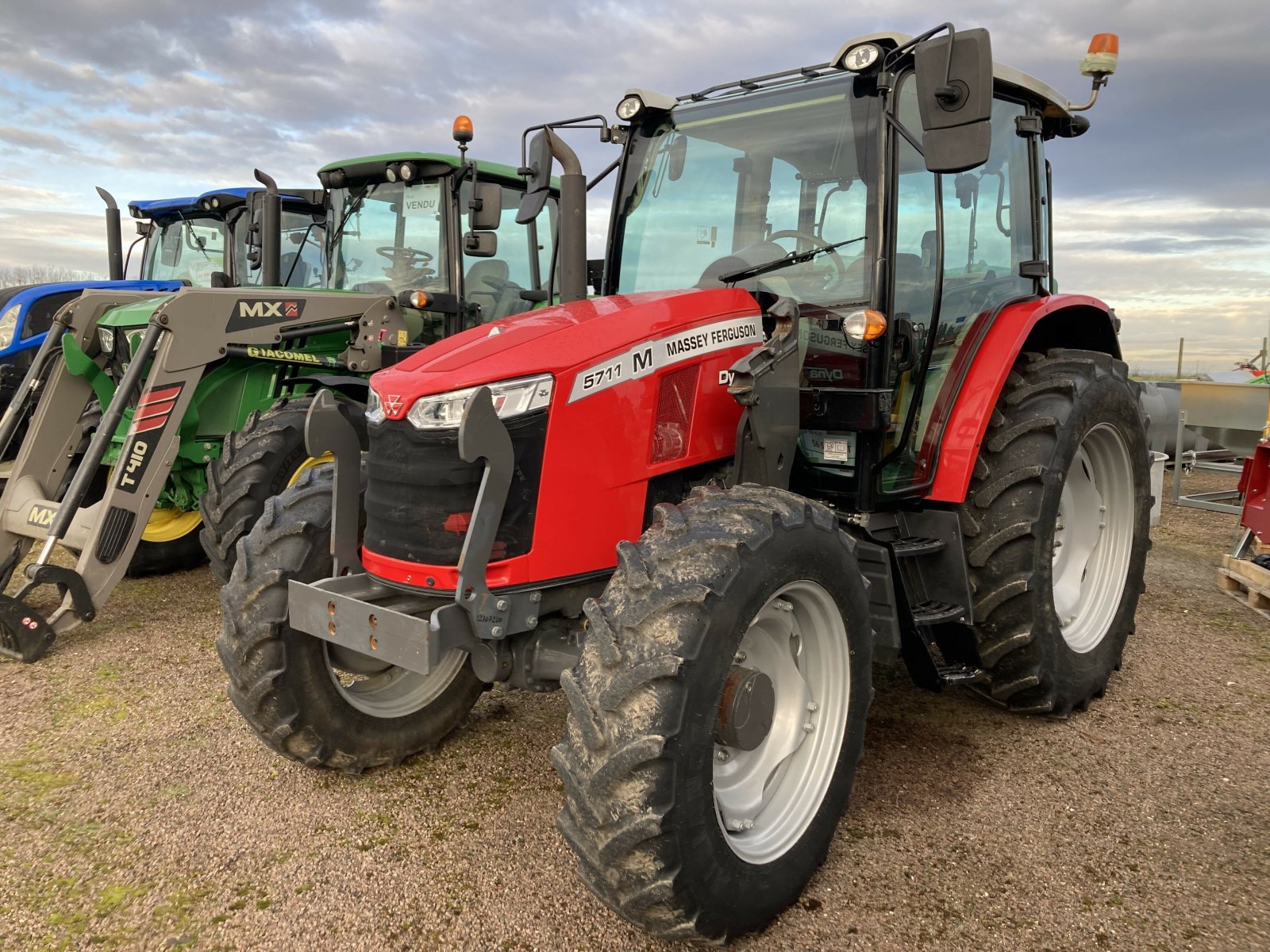 Traktor van het type Massey Ferguson 5711 ESSENTIAL MR, Gebrauchtmaschine in VAROIS & CHAIGNOT (Foto 1)