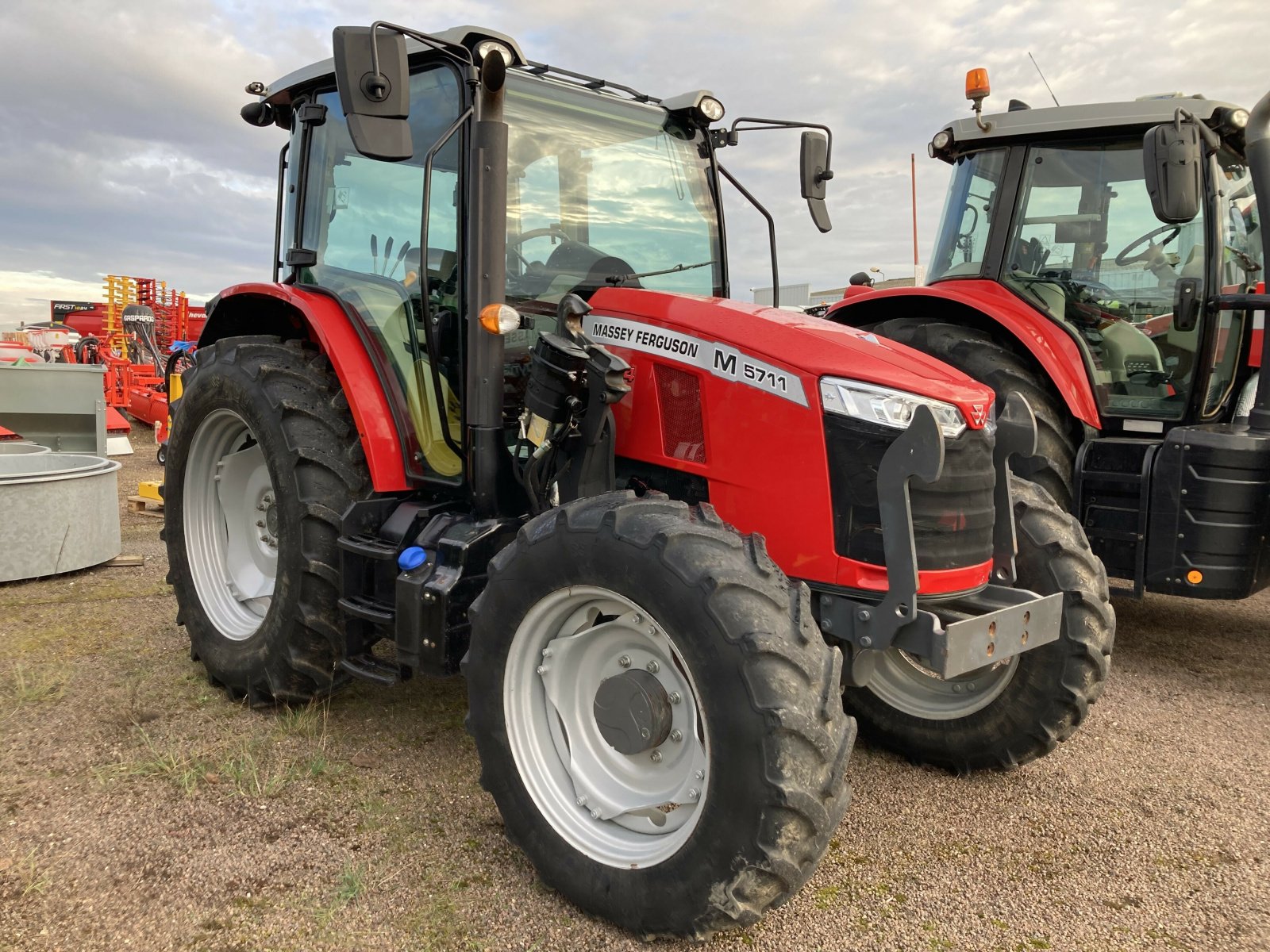 Traktor a típus Massey Ferguson 5711 ESSENTIAL MR, Gebrauchtmaschine ekkor: VAROIS & CHAIGNOT (Kép 3)