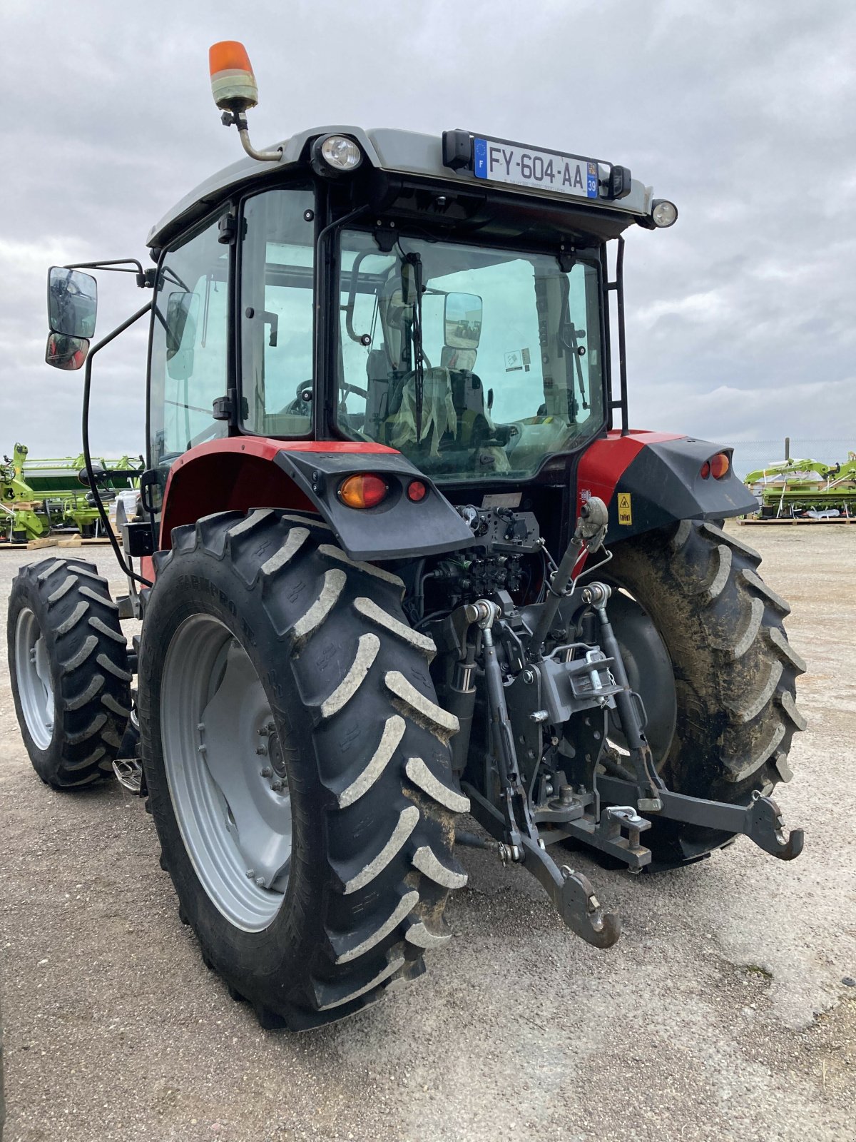 Traktor типа Massey Ferguson 5711 ESSENTIAL MR, Gebrauchtmaschine в VAROIS & CHAIGNOT (Фотография 2)