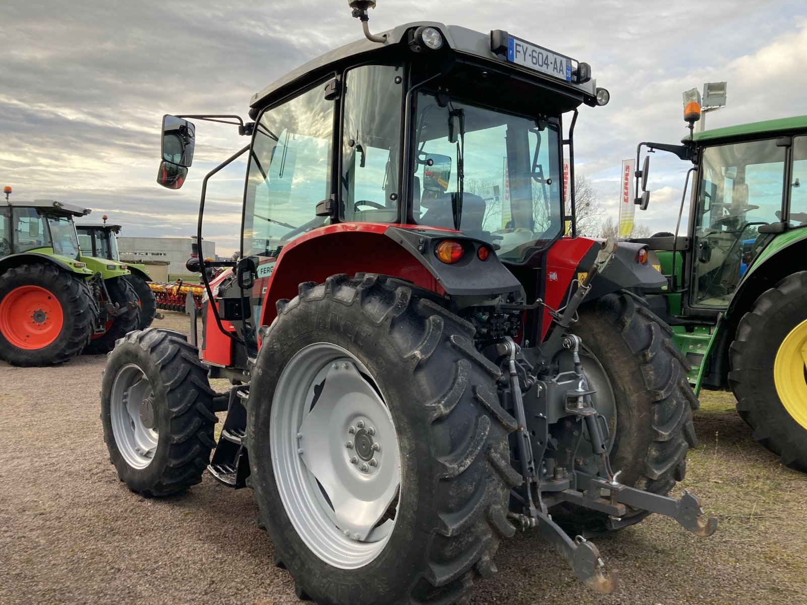 Traktor Türe ait Massey Ferguson 5711 ESSENTIAL MR, Gebrauchtmaschine içinde VAROIS & CHAIGNOT (resim 5)