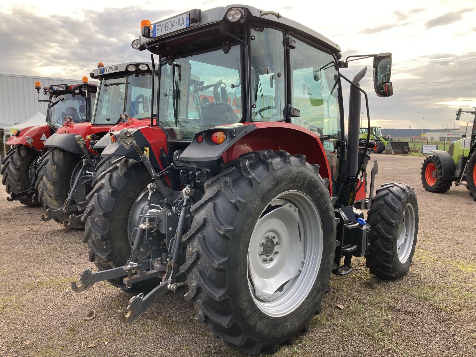 Traktor del tipo Massey Ferguson 5711 ESSENTIAL MR, Gebrauchtmaschine en VAROIS & CHAIGNOT (Imagen 4)