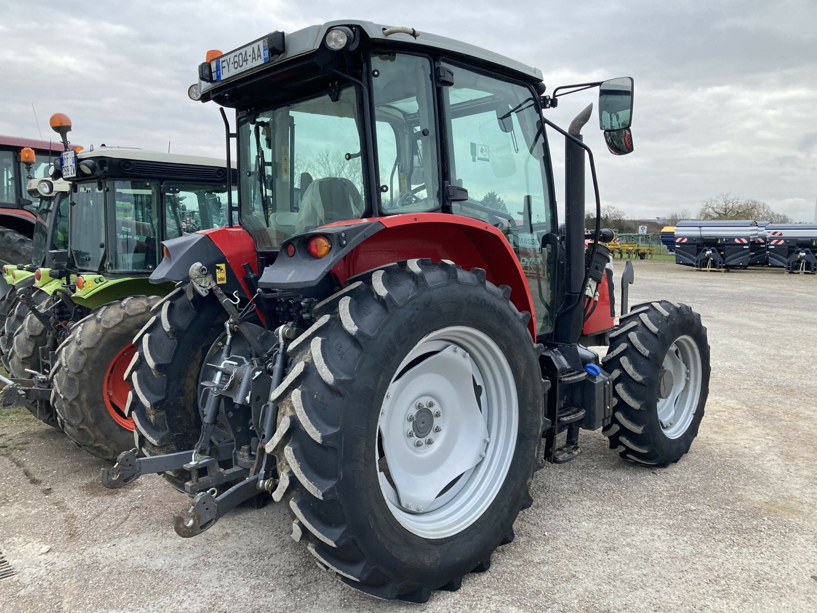 Traktor Türe ait Massey Ferguson 5711 ESSENTIAL MR, Gebrauchtmaschine içinde VAROIS & CHAIGNOT (resim 3)