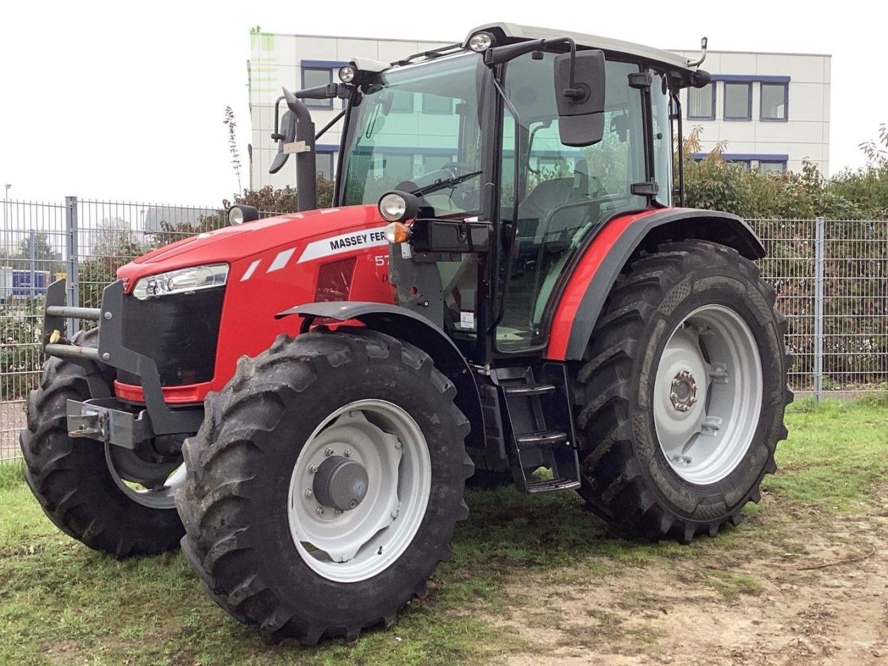 Traktor des Typs Massey Ferguson 5711 Global - HOT DEAL, Gebrauchtmaschine in Hamburg (Bild 1)