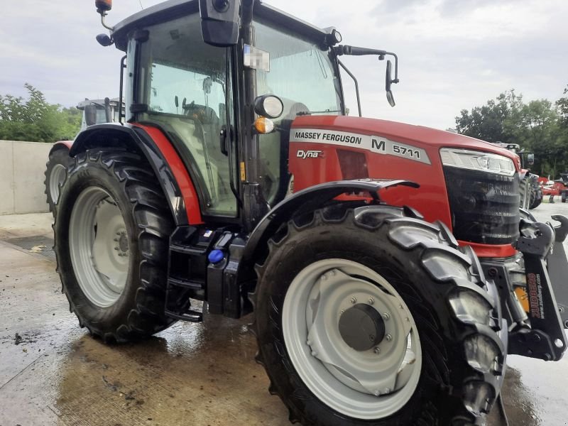 Traktor des Typs Massey Ferguson 5711 M DYNA-4 ESSENTIAL, Gebrauchtmaschine in Eichendorf (Bild 1)