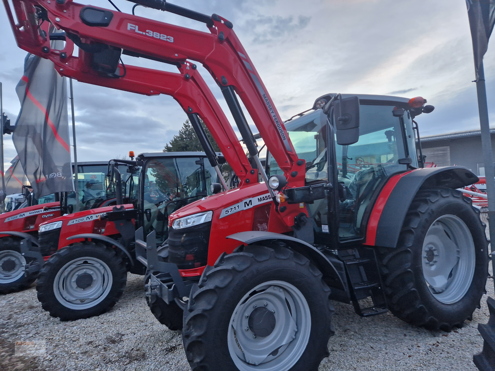 Traktor des Typs Massey Ferguson 5711 MR, Neumaschine in Pfoerring (Bild 2)