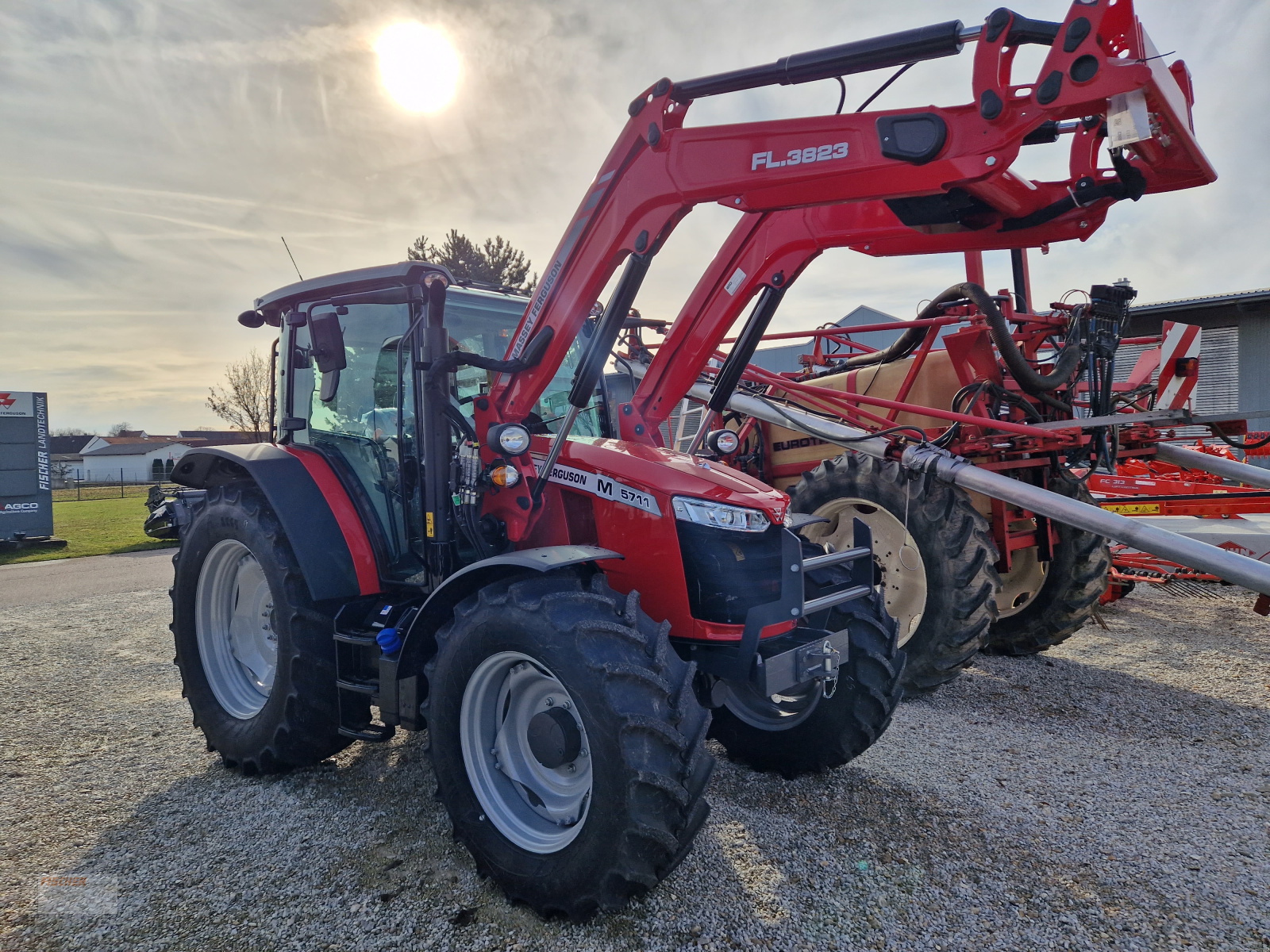 Traktor des Typs Massey Ferguson 5711 MR, Neumaschine in Pfoerring (Bild 9)