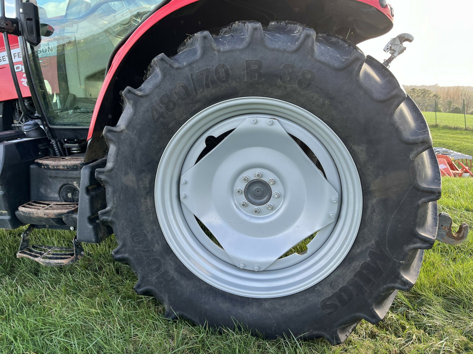 Traktor des Typs Massey Ferguson 5711 S, Gebrauchtmaschine in PONTIVY (Bild 4)