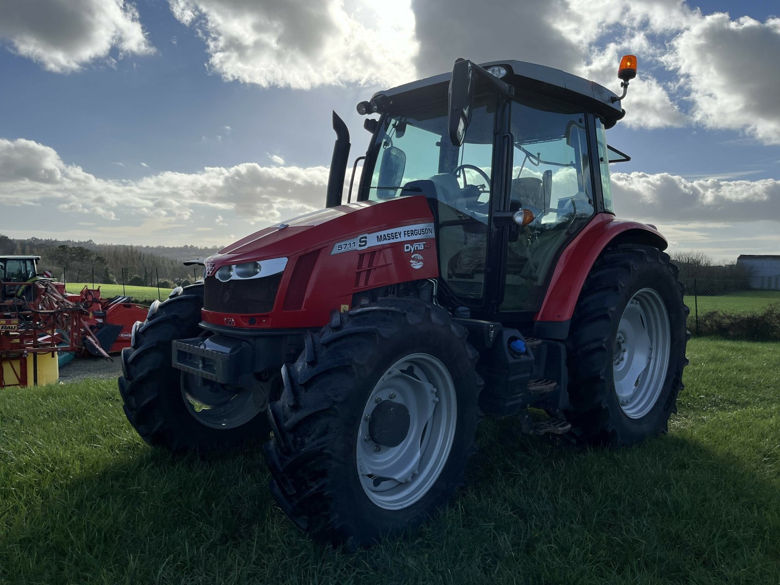 Traktor del tipo Massey Ferguson 5711 S, Gebrauchtmaschine en PONTIVY (Imagen 2)