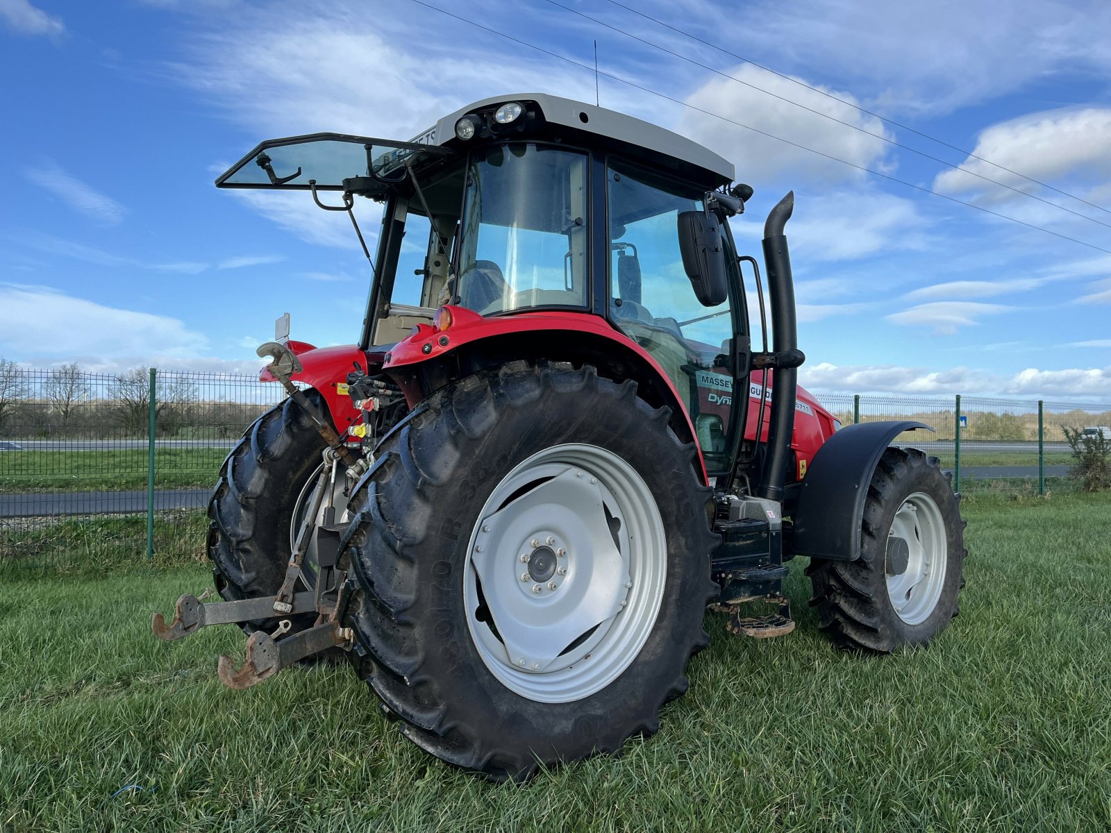 Traktor des Typs Massey Ferguson 5711 S, Gebrauchtmaschine in PONTIVY (Bild 7)