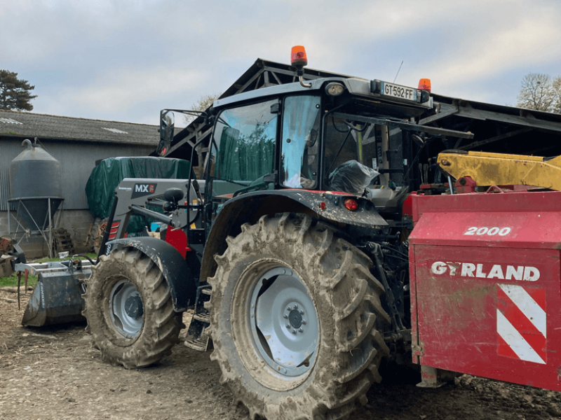 Traktor типа Massey Ferguson 5711, Gebrauchtmaschine в TREMEUR (Фотография 1)