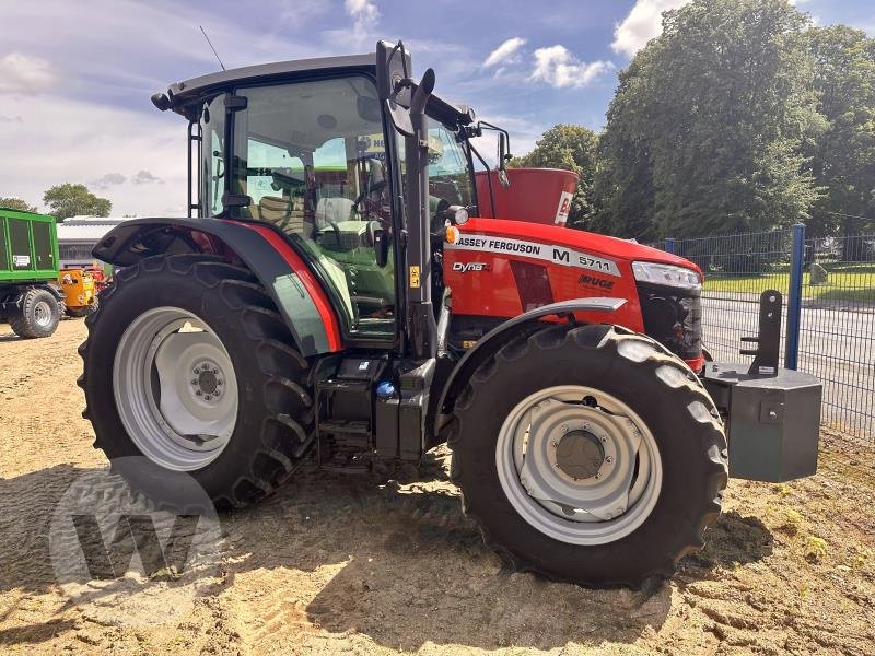 Traktor типа Massey Ferguson 5711, Gebrauchtmaschine в Husum (Фотография 1)