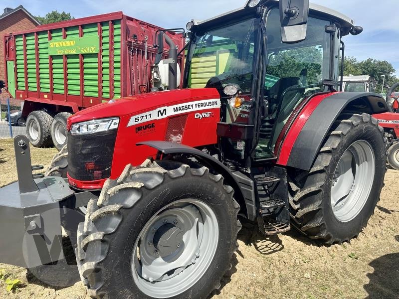 Traktor des Typs Massey Ferguson 5711, Gebrauchtmaschine in Husum (Bild 2)