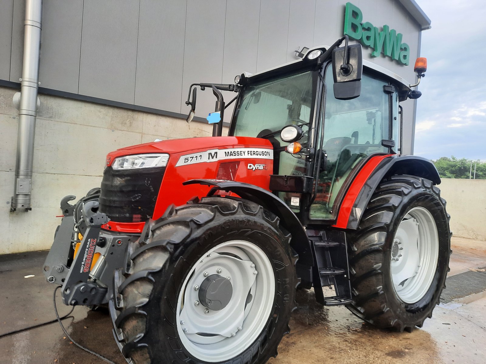 Traktor Türe ait Massey Ferguson 5711, Gebrauchtmaschine içinde Rossbach (resim 2)