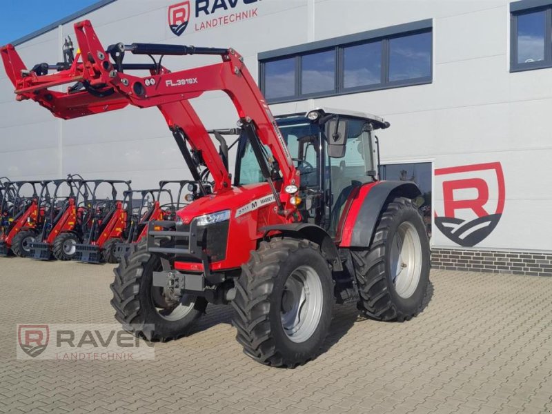 Traktor of the type Massey Ferguson 5711M Cab 4WD Dyna-4, Vorführmaschine in Sulingen