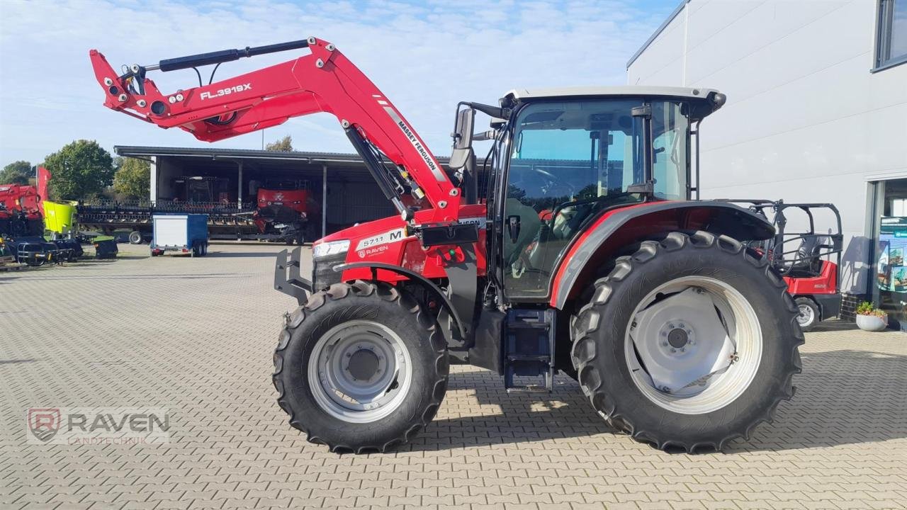 Traktor of the type Massey Ferguson 5711M Cab 4WD Dyna-4, Gebrauchtmaschine in Sulingen (Picture 2)