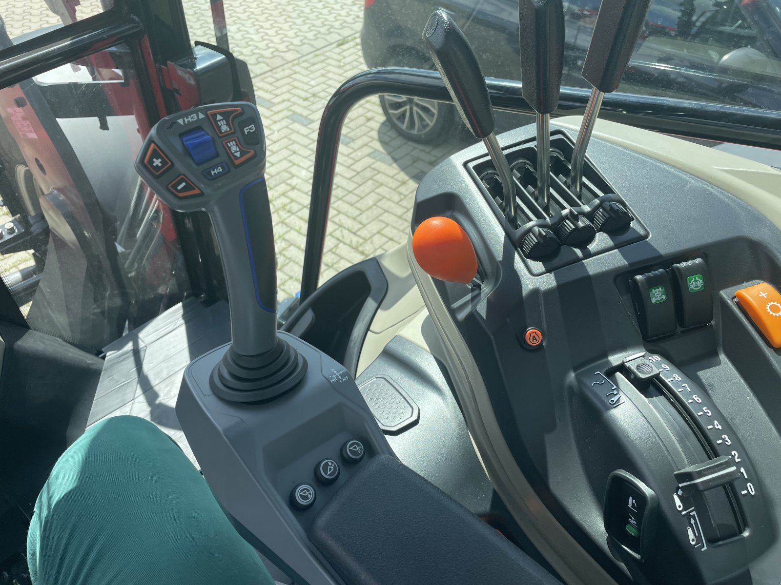 Traktor του τύπου Massey Ferguson 5711M Dyna-4 4WD Cab, Vorführmaschine σε Voitze (Φωτογραφία 2)